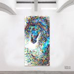 Oeuvre d'art représentant un cheval bleu sur fond coloré