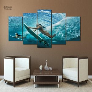 Art mural de surfeuses capturant l'esprit de l'océan et de l'aventure