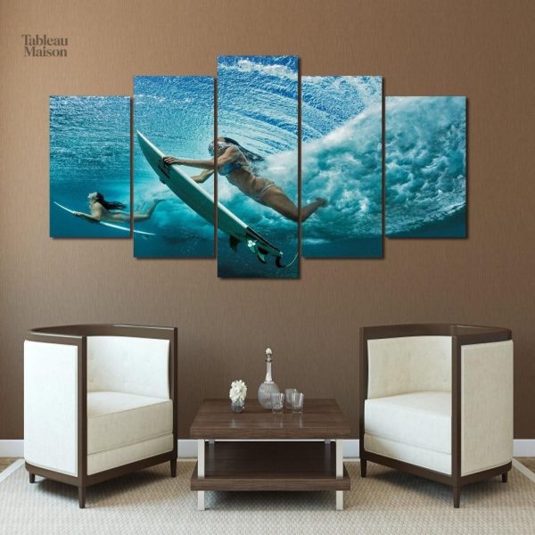 Art mural de surfeuses capturant l'esprit de l'océan et de l'aventure