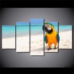 Tableau représentant un Ara sur un fond de sable naturel