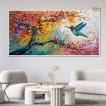 Détails floraux sur un arbre vibrant et un colibri