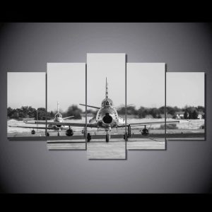 Illustration d'un avion militaire en vol dynamique