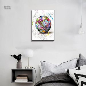 Œuvre urbaine mettant en valeur un ballon de foot