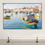 Tableau représentant des bateaux dans le paysage maltais