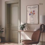 Tableau artistique sur fond vibrant de fleurs