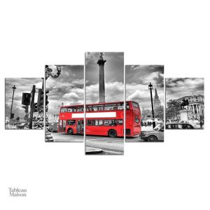Œuvre d'art sur le thème du bus à impériale, élégance urbaine