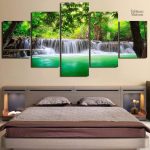 Tableau Cascade verte décoratif sur fond apaisant