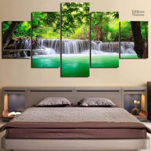 Tableau Cascade verte décoratif sur fond apaisant