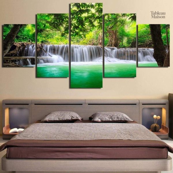 Tableau Cascade verte décoratif sur fond apaisant