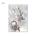 Décor mural cerf au milieu d'un environnement hivernal