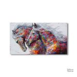 Cheval coloré sur fond vibrant pour décoration intérieure