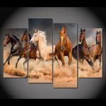 Détail d'un tableau représentant des chevaux sauvages en liberté