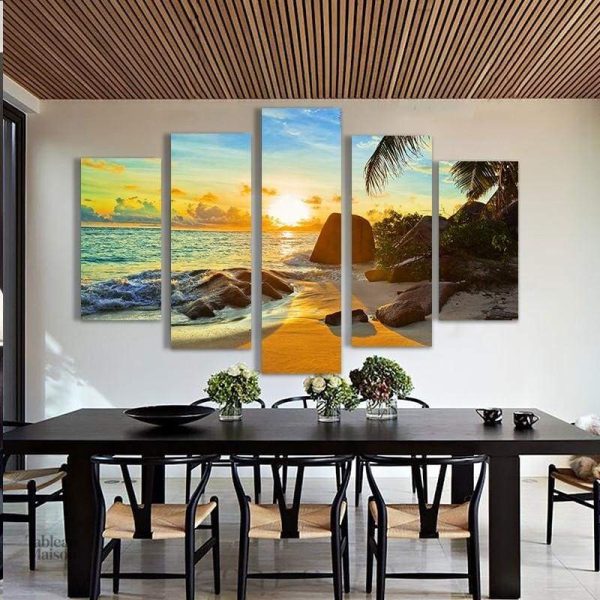 Art mural évoquant un coucher de soleil sur la plage