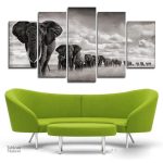 Tableau coloré d'éléphants marchant ensemble
