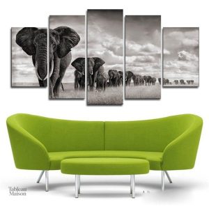 Tableau coloré d'éléphants marchant ensemble