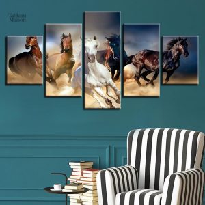 Illustration artistique de chevaux sauvages en pleine course