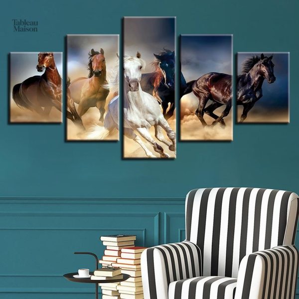 Illustration artistique de chevaux sauvages en pleine course