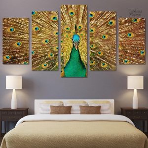 Détail d'un paon dans un tableau artistique