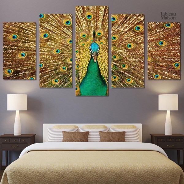 Détail d'un paon dans un tableau artistique