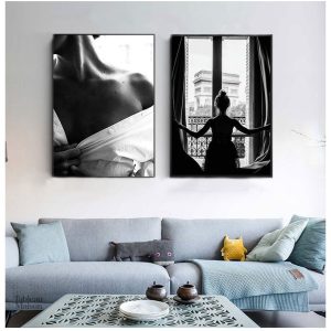 Femme regardant par la fenêtre, tableau inspirant et élégant
