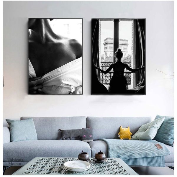 Femme regardant par la fenêtre, tableau inspirant et élégant