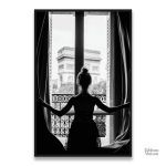 Art mural femme à la fenêtre, une touche de sérénité décorative
