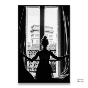 Art mural femme à la fenêtre, une touche de sérénité décorative