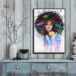 Œuvre d'art représentant une femme afro avec des motifs vibrants
