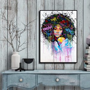 Œuvre d'art représentant une femme afro avec des motifs vibrants