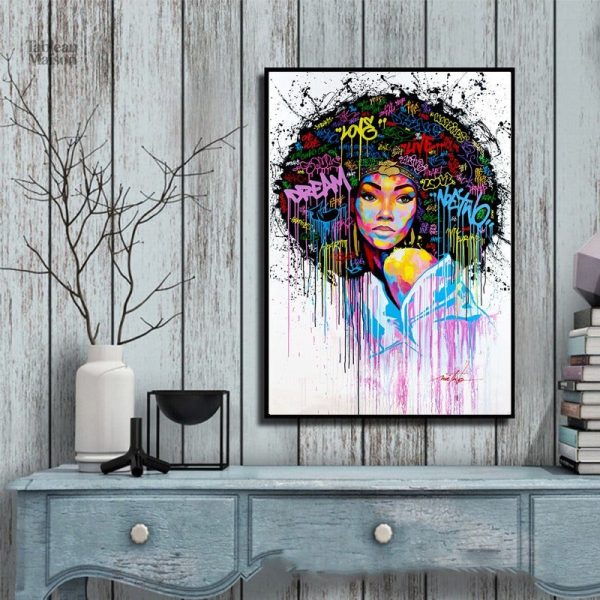 Œuvre d'art représentant une femme afro avec des motifs vibrants