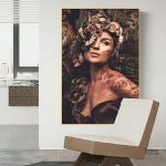 Femme élégante entourée de motifs marins dans le tableau