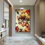 Femme entourée de fleurs, tableau moderne et féminin