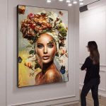 Tableau vibrant de fleurs et silhouette féminine