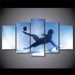 Œuvre d'art sur le thème du football avec un mouvement chalaca