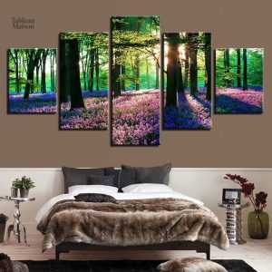 Détails d'un tableau inspiré par une forêt en fleurs