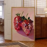 Tableau artistique représentant une fraise dans un style disco
