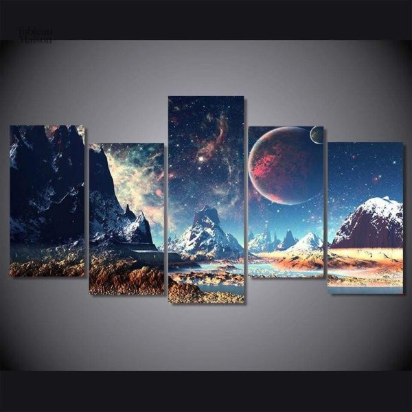 Détails d'un tableau représentant une galaxie au-dessus d'un lac