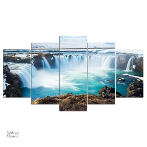 Art mural de Goðafoss, illustrant la beauté naturelle islandaise