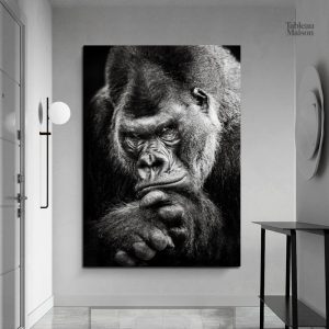 Tableau noir et blanc représentant un gorille majestueux