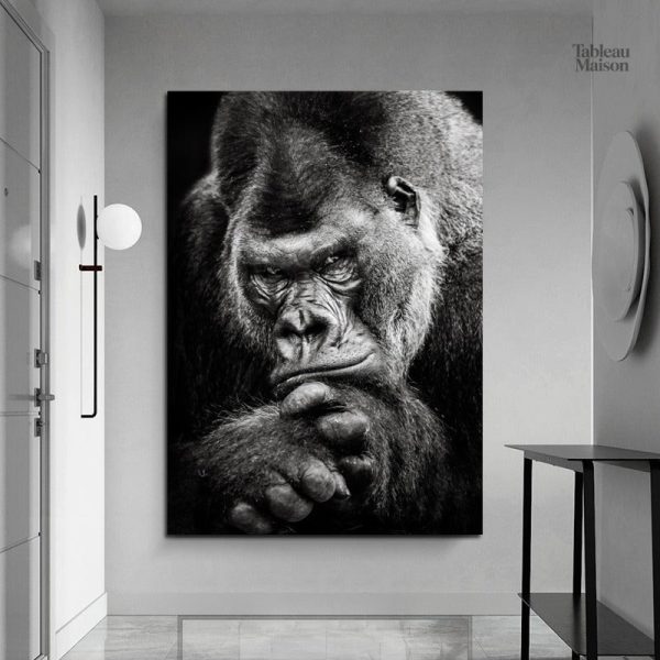 Tableau noir et blanc représentant un gorille majestueux