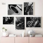 Décoration murale en noir et blanc avec guitare