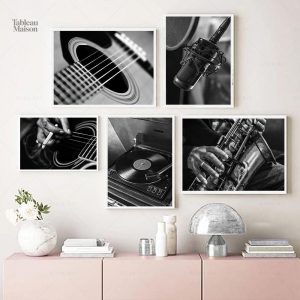 Décoration murale en noir et blanc avec guitare