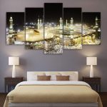 Art mural Al-Harâm illuminé pour ambiance chaleureuse