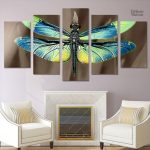 Illustration artistique de libellule pour intérieur