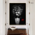 Tableau décoratif représentant un lion habillé avec sophistication