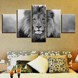 Tableau monochrome représentant un lion majestueux