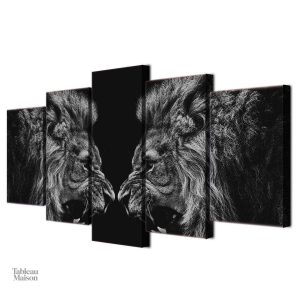 Illustration de lions en tête-à-tête, style artistique unique