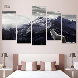Illustration de loup majestueux en milieu montagneux