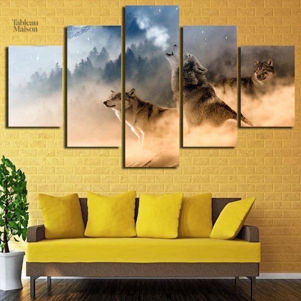 Illustration de loup dans un paysage brumeux captivant