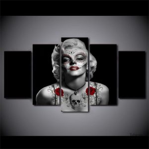 Œuvre d'art représentant Marilyn Monroe avec des tatouages